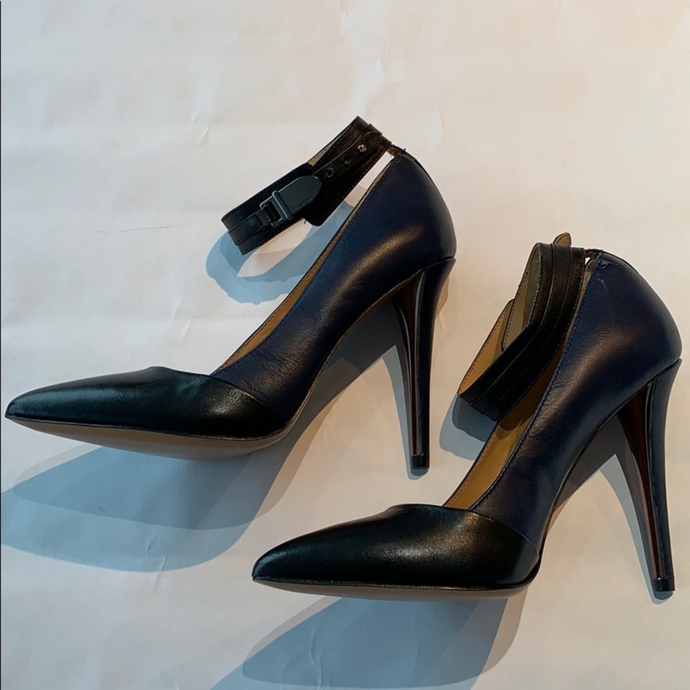 Coach navy & black heels!